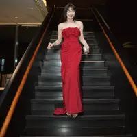 Gaya ini sukses menghadirkan kesan glamor sekaligus sophisticated, cocok dijadikan inspirasi untuk menghadiri pesta malam, gala dinner, hingga acara formal lainnya. [@yasminnapper].
