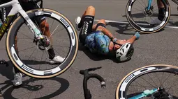 Pebalap 38 tahun ini harus memupus mimpinya menyalip rekor kemenangan etape Tour de France setelah ia terjatuh pada etape 8 yang dimenangi oleh Mads Pedersen asal Denmark. (Photo by Thomas SAMSON / AFP)