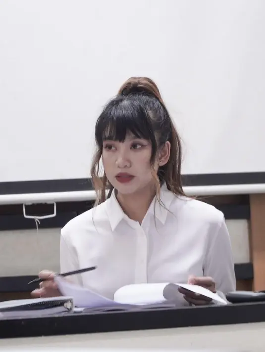 Tak hanya itu, ia pun harus membeli pakaian yang akan dipakai saat sidang di tengah jadwal padatnya."Enggak bawa baju, enggak bawa laptop, yang akhirnya beli kemeja, rok dan sepatu di mall Makassar," tutur Ghea bercerita di mana ia juga harus mengejar jam keberangkatan. [Foto: Instagram/gheaindrawari]