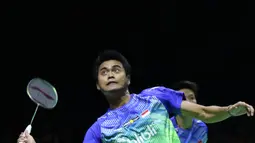 Ganda campuran Indonesia, Tontowi Ahmad/Liliyana Natsir bersiap smesh ke arah Hafiz Faizal/Gloria Emanulle Widjaja di semifinal Indonesia Open 2018 di Istora GBK Jakarta, Sabtu (7/7). Tontowi/Liliyana unggul 21-18, 21-8. (Liputan6.com/Helmi Fithriansyah)