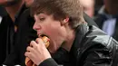 Justin Bieber pun kelihatan lahap banget ya menyantap hot dognya! (WeRSM)