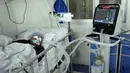 Pasien COVID-19 terbaring di tempat tidur di ICU Rumah Sakit Penyakit Menular Afganistan-Jepang di Kabul, 7 Februari 2022. Lima dari 38 rumah sakit perawatan COVID yang pernah beroperasi di Afghanistan terpaksa ditutup karena kekurangan dokter, obat-obatan dan bahkan pemanas (AP Photo/Hussein Malla)