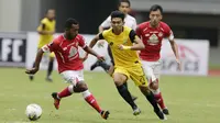 Pemain Bhayangkara FC, Dendy Sulistyawan, berusaha melewati pemain Semen Padang pada laga Piala Presiden 2019 di Stadion Patriot, Jawa Barat, Minggu (3/3). Bhayangkara FC menang 4-2 atas Semen Padang. (Bola.com/M Iqbal Ichsan)