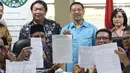 Perwakilan Ormas Keagamaan se-Indonesia menunjukkan surat pernyataan sikap terkait insiden terhadap umat islam di Selandia Baru, Jakarta, Sabtu (16/3). Mereka mengecam keras tindakan terorisme di Selandia Baru. (Liputan6.com/Helmi Fithriansyah)