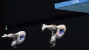 Anne Tuxen dan Helle Tuxen dari Norwegia melakukan loncatan pada babak Final Loncat Indah 10 Meter Putri Sikronisasi di Kejuaraan Dunia Loncat Indah FINA 2021, yang juga merupakan ajang uji coba Olimpiade Tokyo 2020, di Tokyo Aquatics Center, Tokyo, Minggu (2/5/2021). (AP Photo/Eugene Hoshiko)