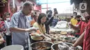 <p>Sebanyak 400 porsi hidangan buka puasa disiapkan oleh pengurus Wihara Dharma Bhakti untuk dibagikan kepada umat muslim dan warga setempat. (merdeka.com/Iqbal S Nugroho)</p>