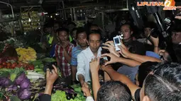[FOTO] Blusukan ke Pasar, Jokowi Belanja Sayur, Buah, dan Sepatu