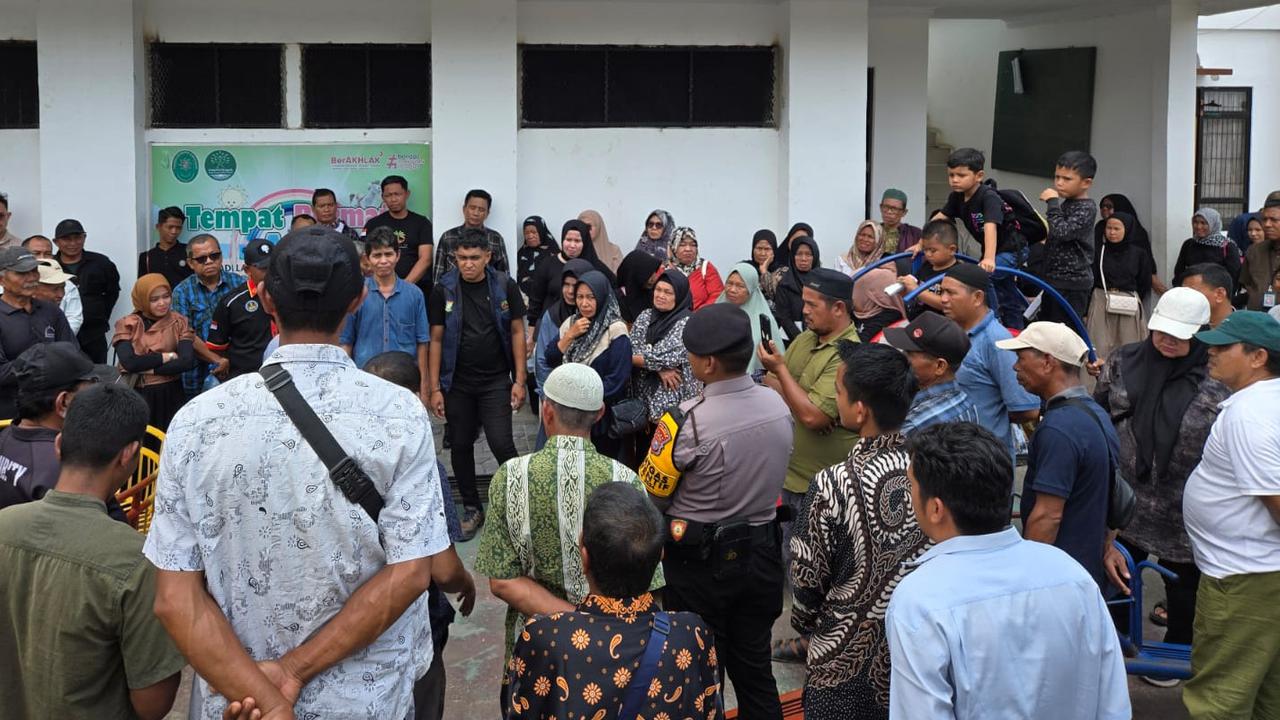 Momen Perwira Polisi Dikerumuni Warga Saat Datangi PN Bangkinang