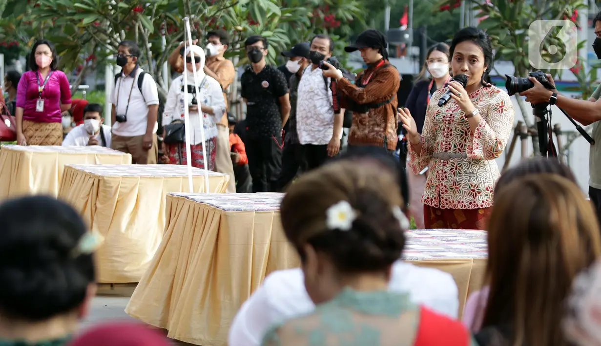Menteri Pemberdayaan Perempuan dan Perlindungan Anak (PPA) I Gusti Ayu Bintang Darmawati Puspayoga saat menghadiri peragaan busana kebaya di area Gedung Sarinah, Jakarta, Sabtu (13/8/2022). Sejumlah komunitas mengadakan peragaan busana kebaya untuk mendukung penetapan Hari Kebaya Nasional. (Liputan6.com/Helmi Fithriansyah)