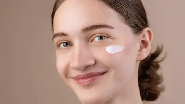 Cara Memilih Sunscreen Sesuai Jenis Kulit Wajah [Dok/freepik.com]