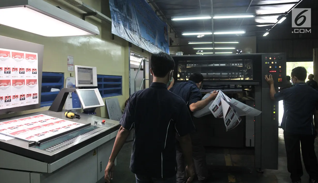 Petugas saat melakukan pencetakan perdana surat suara Pilpres 2019 di PT Aksara Grafika Pratama, Jakarta, Minggu (20/1). KPU memberi kepercayaan PT Aksara Grafika Pratama untuk mencetak surat suara 72,35 juta lembar. (Merdeka.com/Iqbal S. Nugroho)