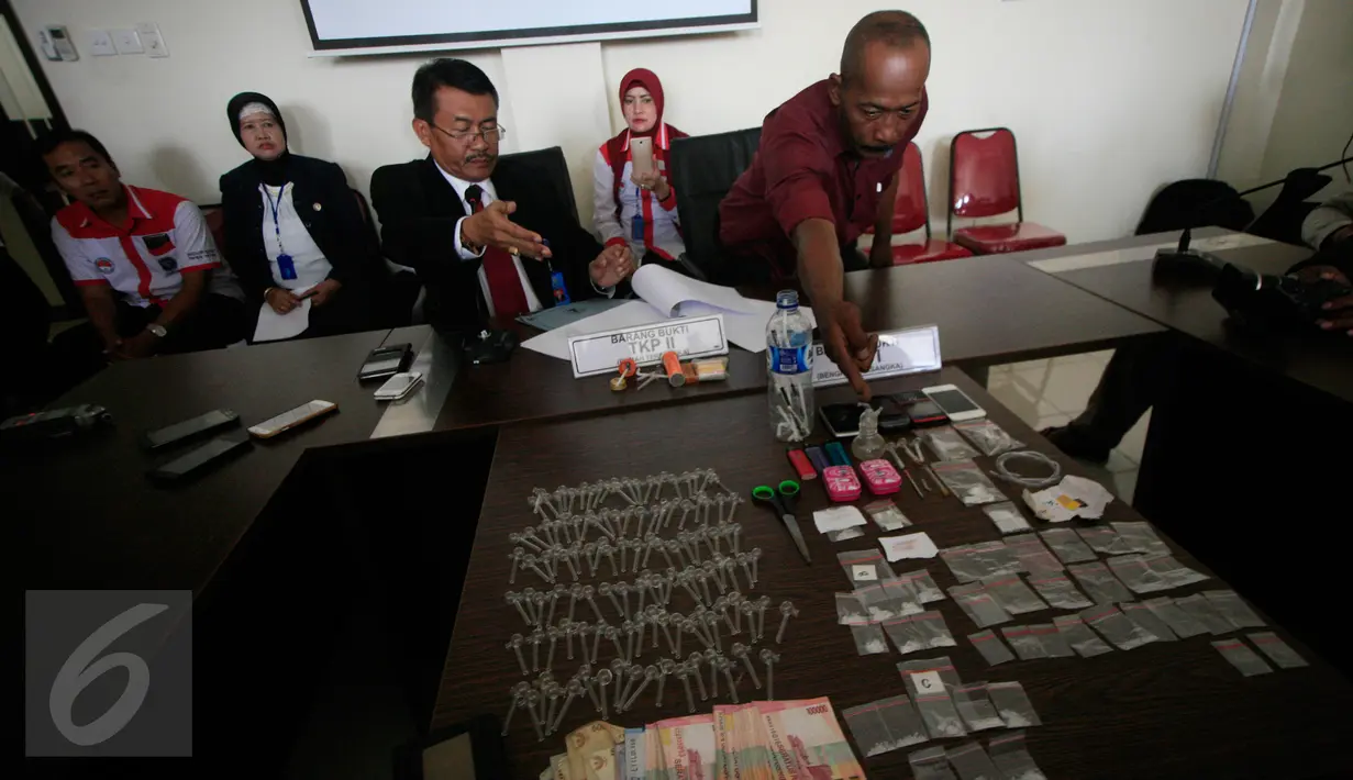 Petugas  menunjukan barang bukti dalam gelar perkara hasil  operasi penggrebekan pesta narkoba di Kantor BNN Daerah Istimewa Yogyakarta (DIY), (13/1). BNN DIY berhasil mengungkap kasus pesta narkoba di sebuah hotel kawasan kota Yogyakarta.(Boy Harjanto)