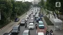 Kendaraan terjebak kemacetan saat melintas di Jalan Salemba Raya, Jakarta Pusat, Senin (4/5/2020). Meskipun sistem PSBB sedang diberlakukan, namun sejumlah jalan di Ibu kota tetap ramai dengan kendaraan akibat masih banyaknya warga yang beraktivitas di luar rumah. (Liputan6.com/Immanuel Antonius)