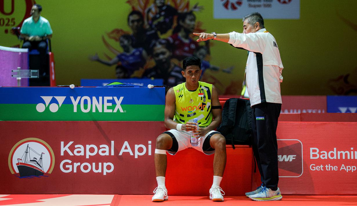 <p>Pebulu tangkis tunggal putra Indonesia, Alwi Farhan (kiri) mendengarkan instruksi pelatih Mulyo Handoyo saat melawan wakil Korea Selatan, Jeon Hyeok-jin pada babak kualifikasi Indonesia Masters 2025 yang berlangsung di Istora Senayan, Jakarta, Selasa (21/01/2025). (Bola.com/Bagaskara Lazuardi)</p>
