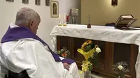 Dalam foto yang dirilis oleh Vatican Press Hall, Paus Fransiskus tengah memimpin misa di dalam kapel poliklinik Agostino Gemelli di Roma, Minggu (16/3/2025). (Dok. Vatican Press Hall via AP)
