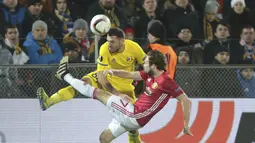 Pemain Manchester United, Daley Blind (kanan) membuang bola dari kejaran pemain FC Rostov, Aleksandr Gatskan pada leg pertama Babak 16 Besar Liga Europa di OLimp 2 Stadium Rostov-on-Don, Russia (9/3/2017). MU bermain imbang 1-1. (AP/Denis Tyrin)