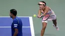 Petenis Indonesia, Aldila Sutjiadi (kanan) berpasangan dengan petenis India, Rohan Bopanna berusaha mengembalikan bola ke arah petenis ganda campuran Amerika Serikat, Taylor Townsend/Donald Young pada laga semifinal US Open 2024 yang berlangsung di di Stadion Louis Amstrong, New York, Amerika Serikat, Rabu (04/09/2024) WIB. (AP Photo/Eduardo Munoz Alvarez)