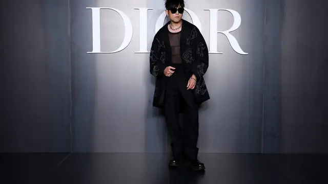 6 Adu Gaya Artis Pria di Dior Men’s Winter 2025-2026 Show, Nam Joo Hyuk, Robert Pattinson, hingga DJ Snake