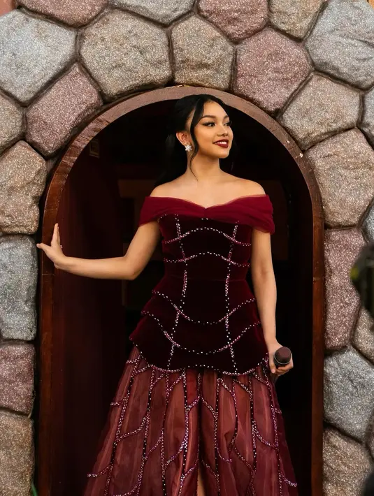 Rambut panjang Naura Ayu ditata dengan curly half updo yang terlihat feminin dan elegan [@naura.ayu]