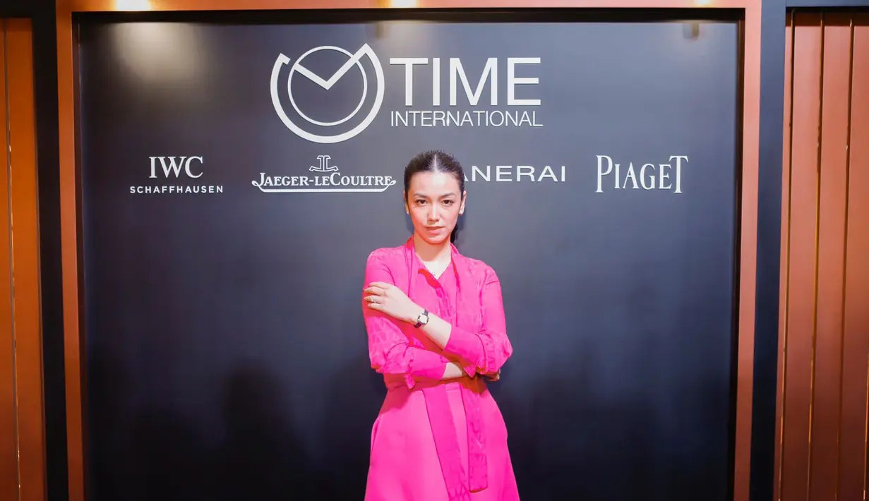 Velove Vexia tampak hadir meramaikan acara pembukaan 4 butik jam tangan dari Time International. Dengan menggunakan busana berwana fuchia dan jam tangan dari Time International, Velove tampak antusias menyambut dibukanya kembali butik  IWC Schaffhausen, Jaeger-LeCoultre, Panerai, dan Piaget.  [ Foto: dok Time International ]