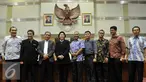 Calon Pimpinan KPK Saut Situmorang, Sujanarko, Robby Arya Brata, Basaria Panjaitan, Agus Rahardjo, Surya Tjandra, Johan Budi SP, Laode Muhamad dan Alexander Marwata foto bersama sebelum mengikuti uji makalah di Jakarta (4/12). (Liputan6.com/Johan Tallo)