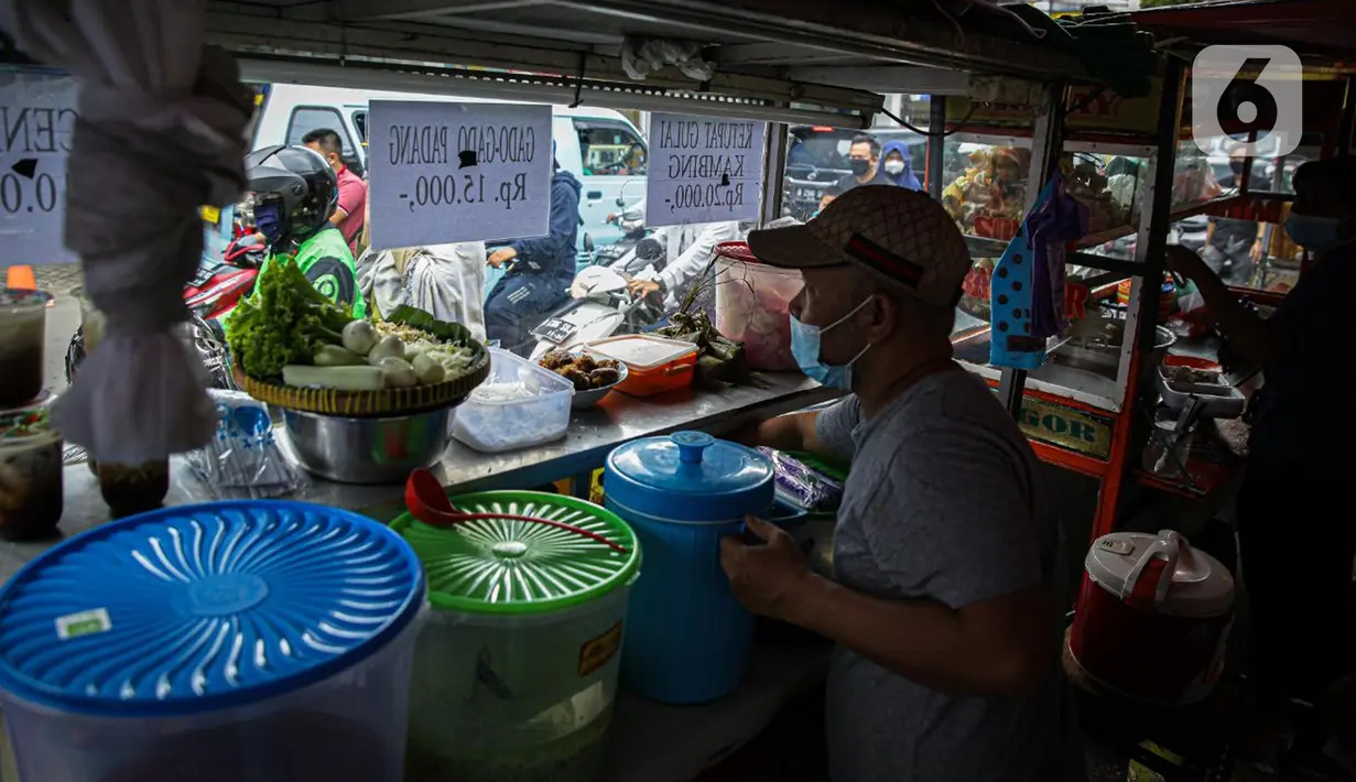 Pedagang menyiapkan dagangannya di Pasar Takjil Benhil, Jakarta, Selasa (13/4/2021). Pasar takjil yang ada setiap bulan Ramadhan tersebut dipadati warga untuk membeli makanan berbuka puasa. (Liputan6.com/Faizal Fanani)