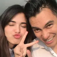 "Enggak jadi kendala, ya, dia bisa menyesuaikan dan saya juga malah kayak sama aja, enggak ada perbedaan apa-apa. Kita lebih ke saling mengerti satu sama lain," kata Baim beberapa waktu lalu. (Instagram/vebbypalwinta)