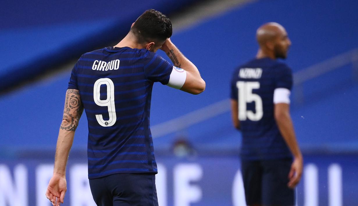 Striker Prancis, Olivier Giroud, tampak kecewa usai ditaklukkan Finlandia pada laga uji coba di Stadion Stade de France, Rabu (11/11/2020). Prancis takluk dengan skor 0-2. (AFP/Franck Fife)