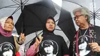 Jaringan Solidaritas Korban untuk Keadilan (JSKK) menggelar aksi Kamisan di depan Istana Merdeka, Jakarta, Kamis (20/12). JSKK menuntut Presiden Joko Widodo segera menyelesaikan berbagai pelanggaran HAM berat di Indonesia. (Liputan6.com/Immanuel Antonius)