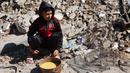 Otoritas kesehatan yang berbasis di Gaza pada Selasa (15/10/2024) mengatakan bahwa sejak 7 Oktober 2023, agresi militer Israel di Gaza telah menyebabkan 42.344 warga Palestina tewas serta kerusakan besar pada rumah dan infrastruktur. (Omar AL-QATTAA/AFP)