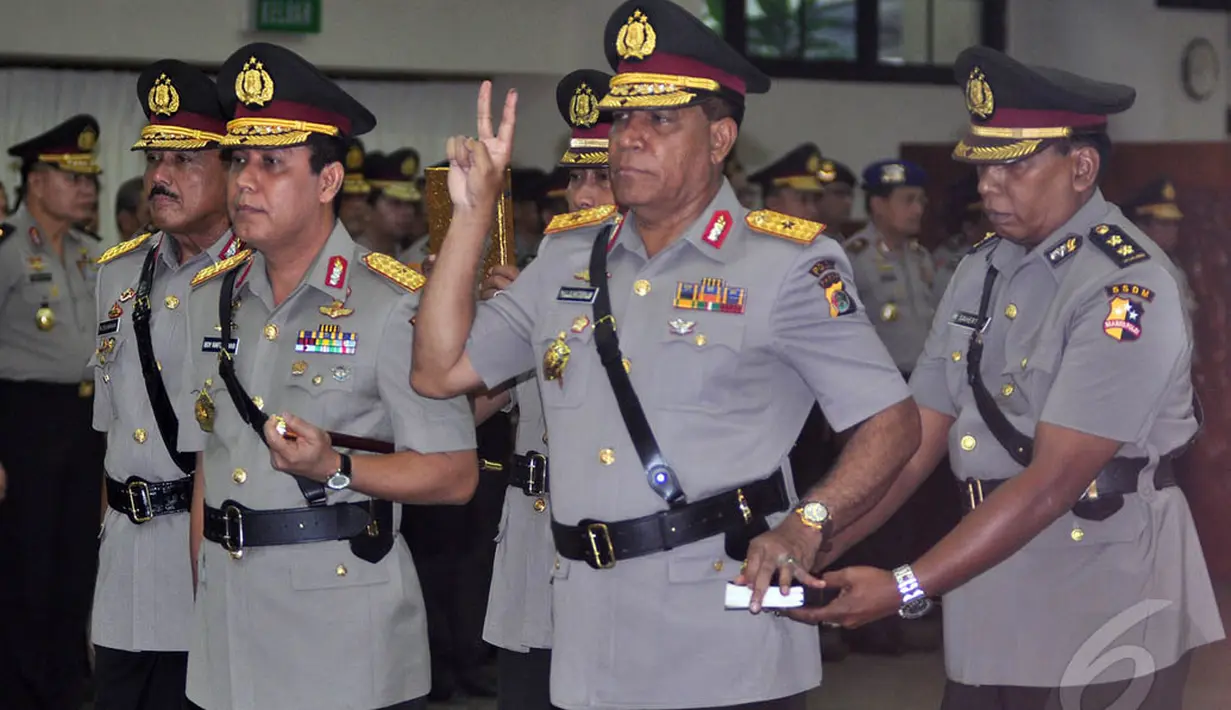 Kapolda Papua Barat, Brigjen Paulus Waterpau saat diambil sumpah dalam acara pelantikan di Mabes Polri, Jakarta, Jumat (9/1/2015). (Liputan6.com/Miftahul Hayat)