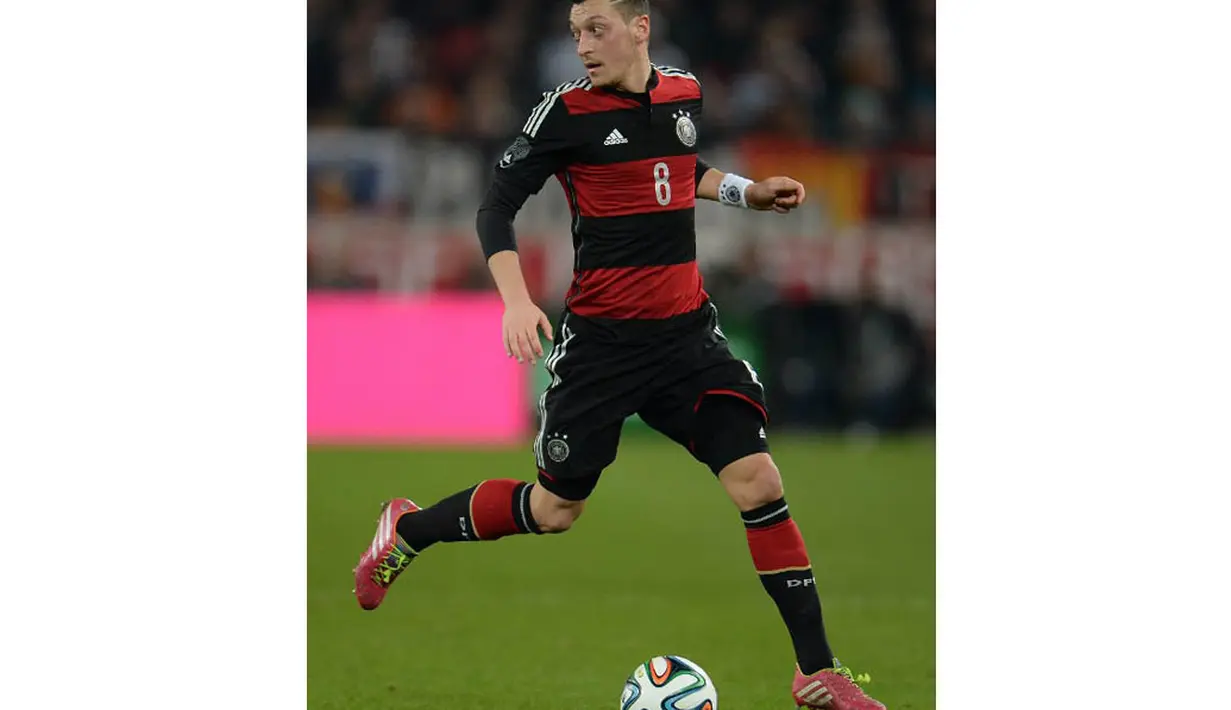 Mesut Ozil merupakan pesepak bola Jerman yang bermain untuk klub Liga Premier Inggris, Arsenal dan Tim nasional Jerman yang mengaku sering membaca Al-quran dan berdoa sebelum bertanding. (AFP PHOTO/Patrik Stollarz)