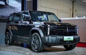 Chery Sales Indonesia menyuguhkan Chery J6 Batik di ajang GJAW 2024. (Liputan6.com/ Rendy Yansah)