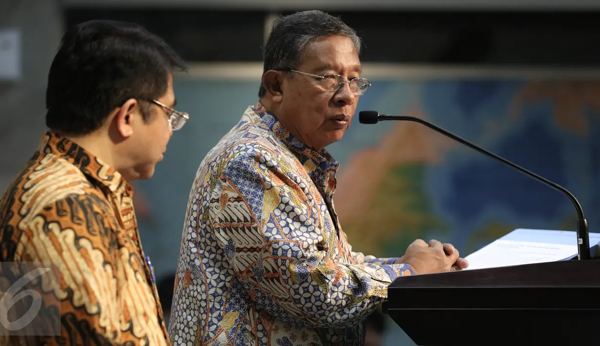 Menko Perekonomian Darmin Nasution memberi keterangan usai Rapat Terbatas di Kantor Kepresidenan, Jakarta, Rabu (16/9). Presiden Jokowi meminta seluruh kementerian membuat terobosan untuk memudahkan investasi di Indonesia. (Liputan6.com/Faizal Fanani)