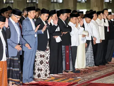 Presiden Joko Widodo atau Jokowi (tiga kiri) saat melaksanakan salat Id di Masjid Istiqlal, Jakarta, Rabu (5/6/2019). Jokowi salat Id di Masjid Istiqlal ditemani Ibu Negara Iriana dan putranya, Kaesang Pangarep. (Liputan6.com/JohanTallo)