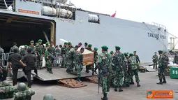 Citizen6, Sumatera Barat: KRI Tanjung Kambani-971 melaksanakan debarkasi pasukan dari Yonif-131/I Kodam I Bukit Barisan, di dermaga Teluk Bayur, Padang, Sumatera Barat, Selasa (23/10). (Pengirim: Dispenkolinlamil).