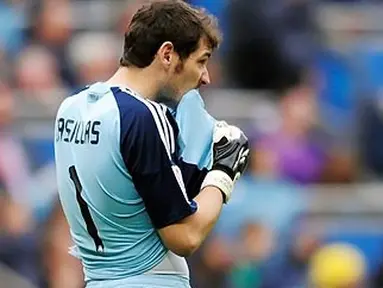 Reaksi kekecewaan dari penjaga gawang dan kapten Real Madrid Iker Casillas setelah dikalahkan Real Zaragoza 2-3 di Santiago Bernabeu dalam partai La Liga, 30 April 2011.AFP PHOTO/DANI POZO