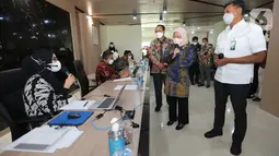 Menteri Ketenagakerjaan RI Ida Fauziyah (tengah) dan Direktur Utama BPJAMSOSTEK Anggoro Eko Cahyo (kanan) berdialog dengan konselor di Pasar Kerja Kemnaker, Jakarta (10/03/2022). Hingga saat ini total Rp225,6 juta telah disalurkan kepada 125 pekerja penerima manfaat. (Liputan6.com/Fery Pradolo)
