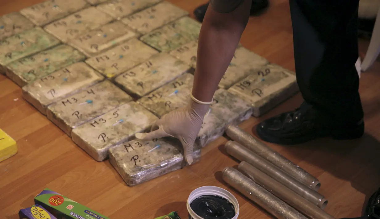 Barang bukti kokain berbentuk batu bata diperlihatkan polisi peru di sebuah apartemen di Miraflores, Lima, Peru, Selasa (22/3). 52 batu bata kokain diamankan dari tangan tiga tersangka, dua di antaranya berasal dari Prancis. (REUTERS/Guadalupe Pardo)