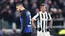 Reaksi pemain Inter Milan, Mauro Icardi pada laga lanjutan Serie A kontra Juventus di Stadion Allianz, Sabtu (9/12). Inter Milan untuk sementara berhasil menjaga puncak klasemen Serie A usai menahan imbang Juventus 0-0. (Alessandro Di Marco/ANSA via AP)