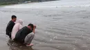 Suasana haru keluarga saat mengikuti prosesi tabur bunga untuk lima jurnalis dan tiga kru kapal Arupadhatu 1 di pantai dekat Dermaga Pegedongan, Banten, Jumat (18/9/2026). Sejumlah keluarga terlihat menangis setelah operasi pencarian delapan orang tersebut dihentikan Tim SAR Gabungan. (KLY/Budy Santoso)