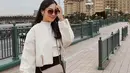 Nona Willy tampil mengenakan jaket putih crop dipadukan inner turtle neck warna senada. Dipadukan mini skirt hitam senada dengan celananya. [@nonawilly16]