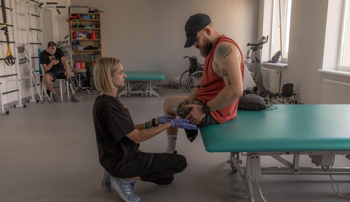 Grytsenko, 29 tahun, seorang tentara Ukraina yang diamputasi menjalani sesi fisioterapi di Pusat Rehabilitasi Nasional Unbroken di Lviv, Ukraina barat, pada 18 September 2023, (Roman PILIPEY/AFP)