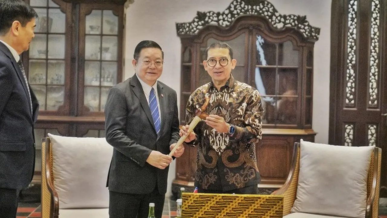 Menteri Kebudayaan (Menbud) Republik Indonesia Fadli Zon menyambut Sekretaris Jenderal ASEAN Kao Kim Hourn di Museum Nasional Indonesia pada Senin (24/3/2025).