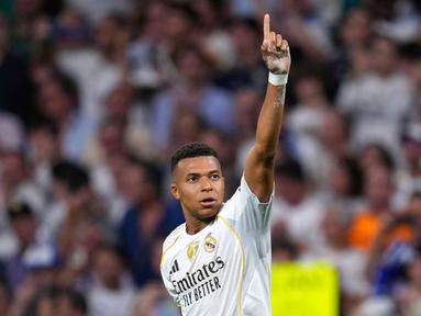 Pemain Real Madrid, Kylian Mbappe, melakukan selebrasi setelah mencetak gol ke gawang Marseille dalam laga matchday 1 League Phase Liga Champions 2025/2026 di Santiago Bernabeu, Rabu (17/9/2025) dini hari WIB. (AP Photo/Manu Fernandez)