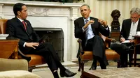 Presiden AS Barack Obama dan Presiden RI Jokowi (kiri) memberi keterangan pers usai pertemuan di Gedung Putih, Washington, Senin (26/10). Pada kesempatan tersebut Jokowi mengajak Obama bekerja sama mengembangkan ekonomi digital. (REUTERS/Jonathan Ernst)