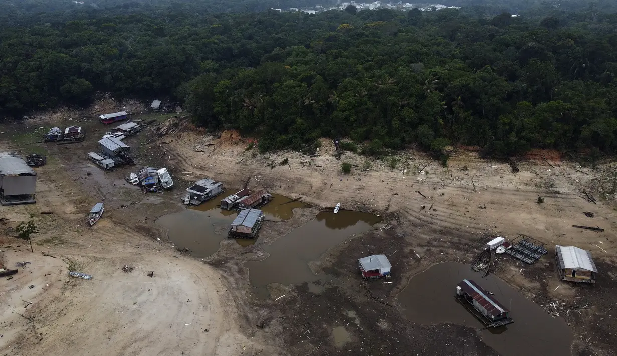 Sungai Negro mengaliri sekitar 10% dari lembah Amazon dan merupakan sungai terbesar keenam di dunia berdasarkan volume air. (AP Photo/Edmar Barros)