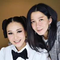 Tampilan mantan istri Ahmad Dhani ini quirky banget. (Sumber foto: maiaestiantydiary/instagram)