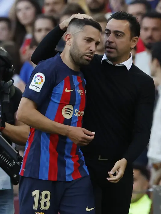 Alba yang sempat menangis usai laga, berterima kasih kepada semua orang. (AP Photo/Joan Monfort)