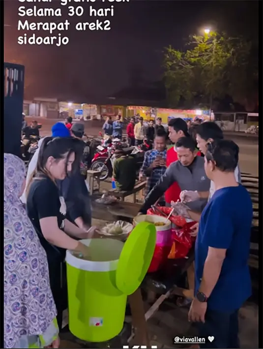 Bahkan, Via Vallen ikut meladeni masyarakat yang datang untuk makan sahur gratis. Tampak dalam video tersebut Via menyiapkan nasi ke piring bambu yang beralas kertas minyak. [Instagram/chevra_yo88]